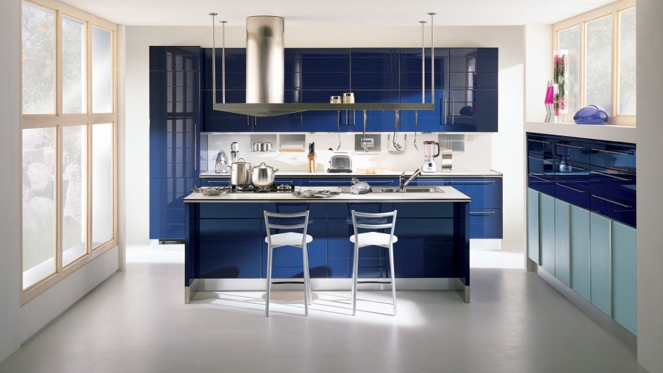 Синяя кухня икеа в белом интерьере