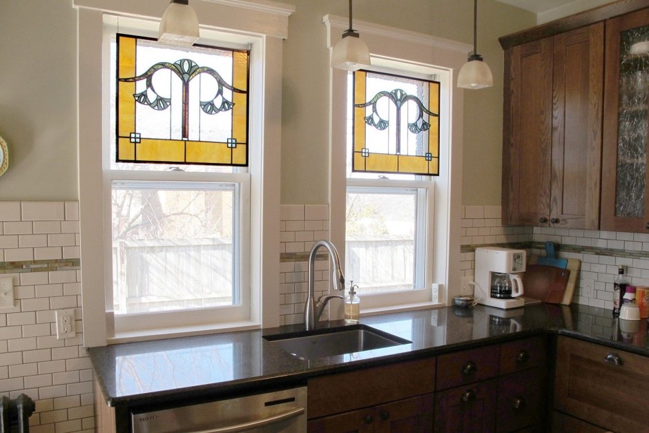 Кухня с витражными окнами