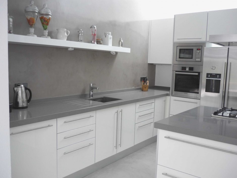 Белая кухня с серой столешницей в интерьере