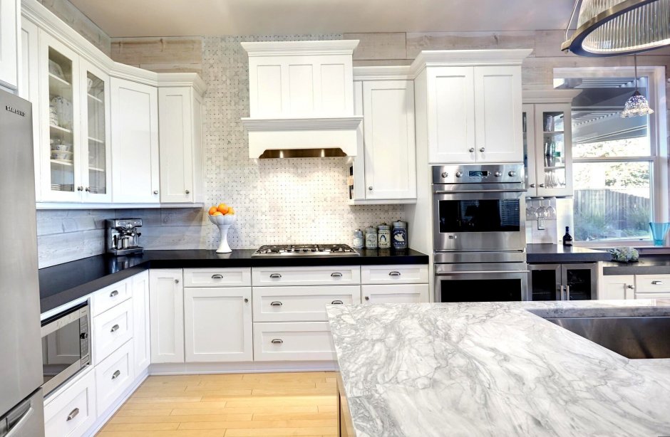 Белая кухня с серой столешницей в современном стиле