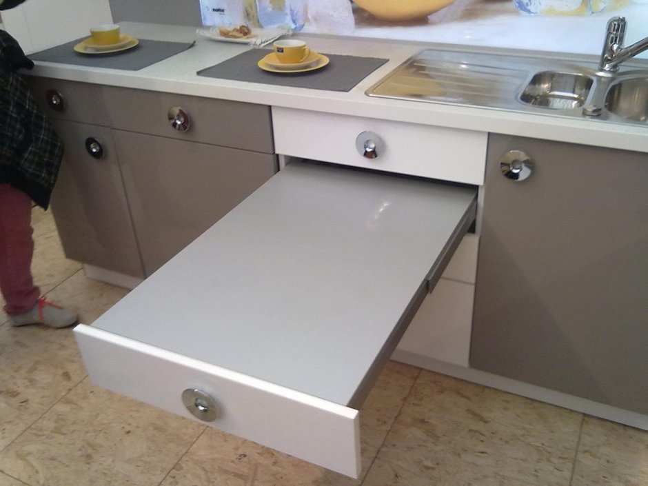 Кухонный стол с выдвижным ящиком под столешницей