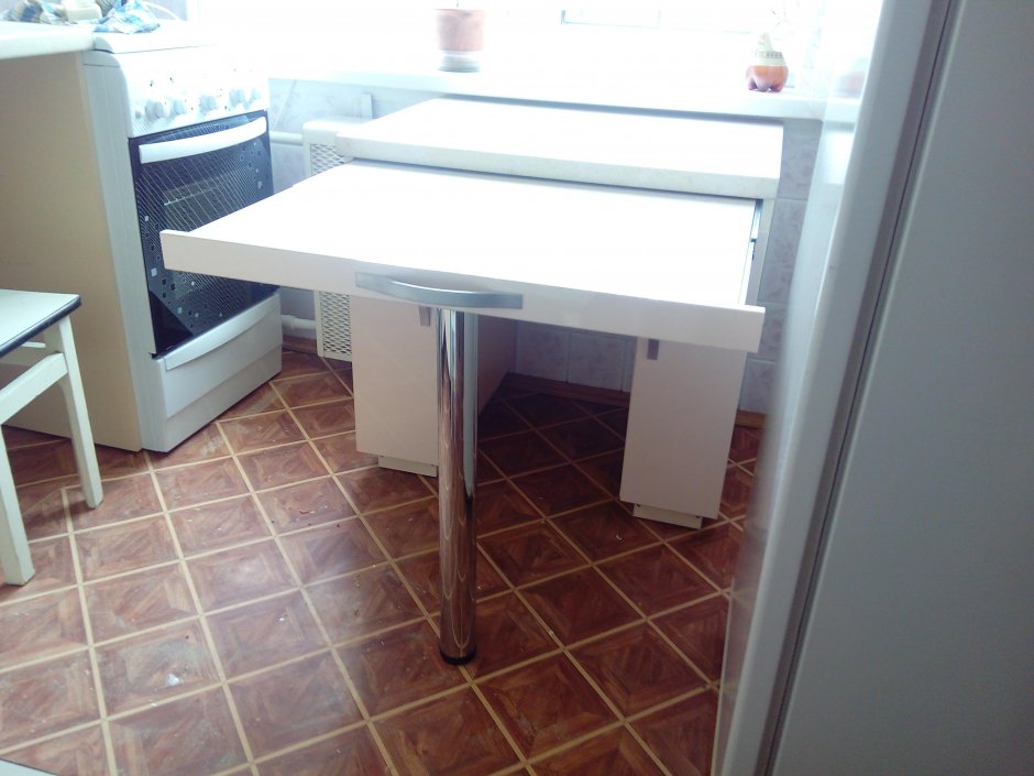 Выдвижные столы для маленькой кухни