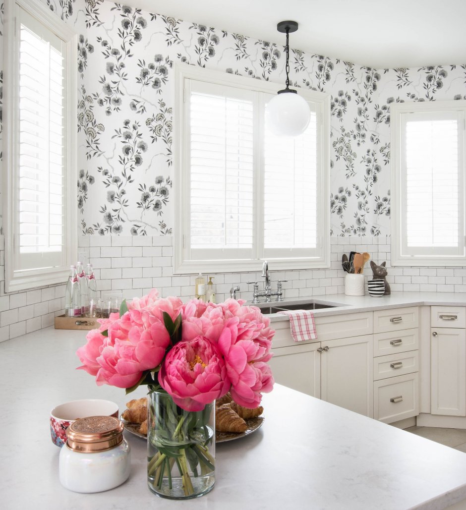 Белая кухня с цветочными обоями