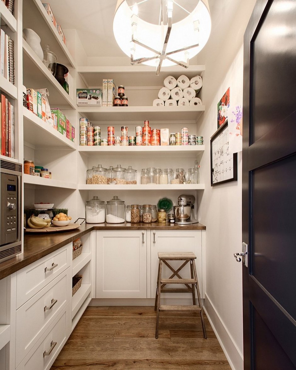 Кладовая на кухне в частном доме фото дизайн