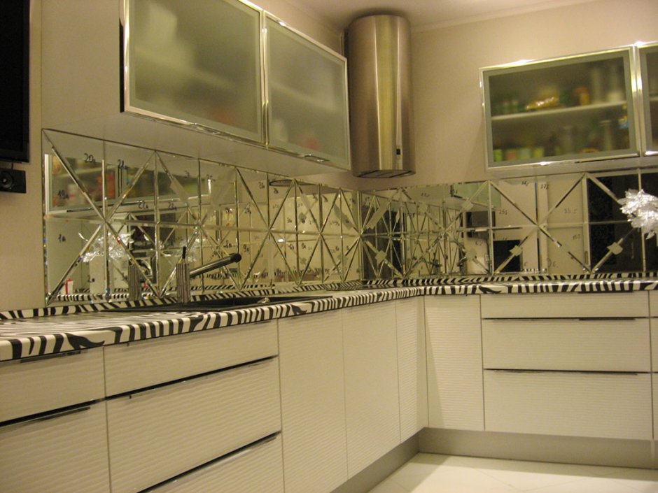 Зеркальная плитка на кухне фартук