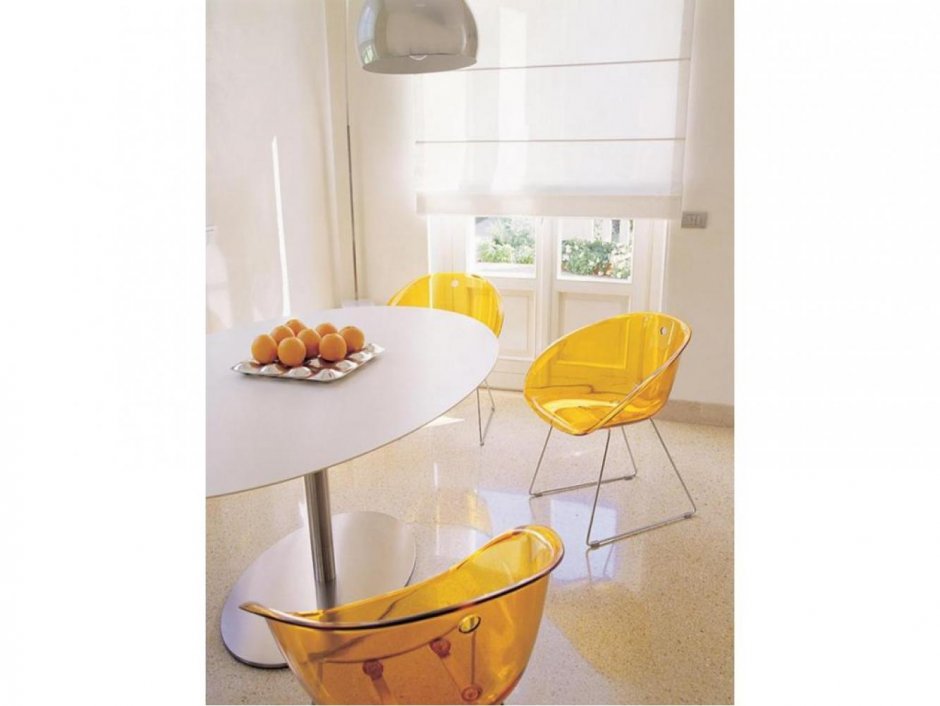 Прозрачные стулья в интерьере кухни
