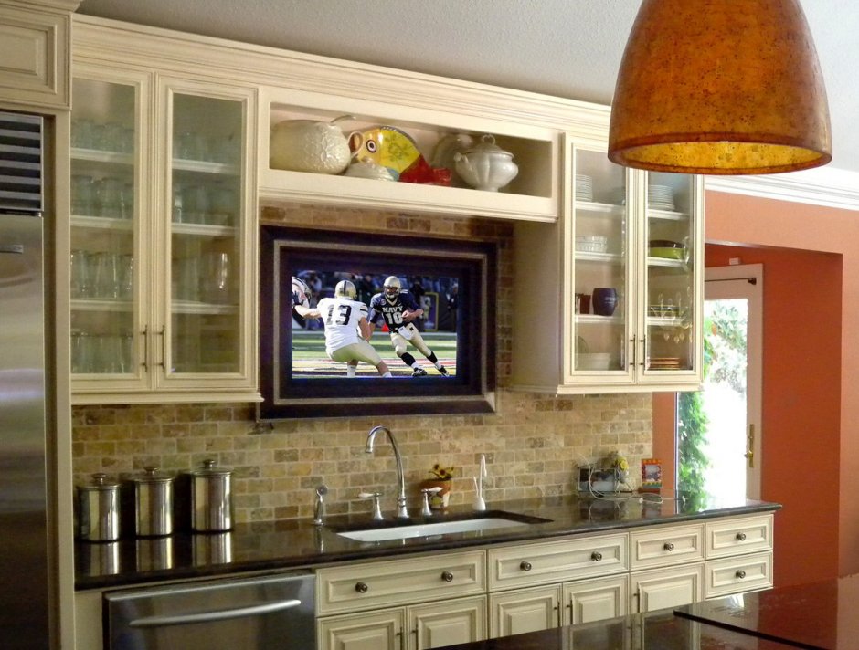 Телевизор в кухонной мебели