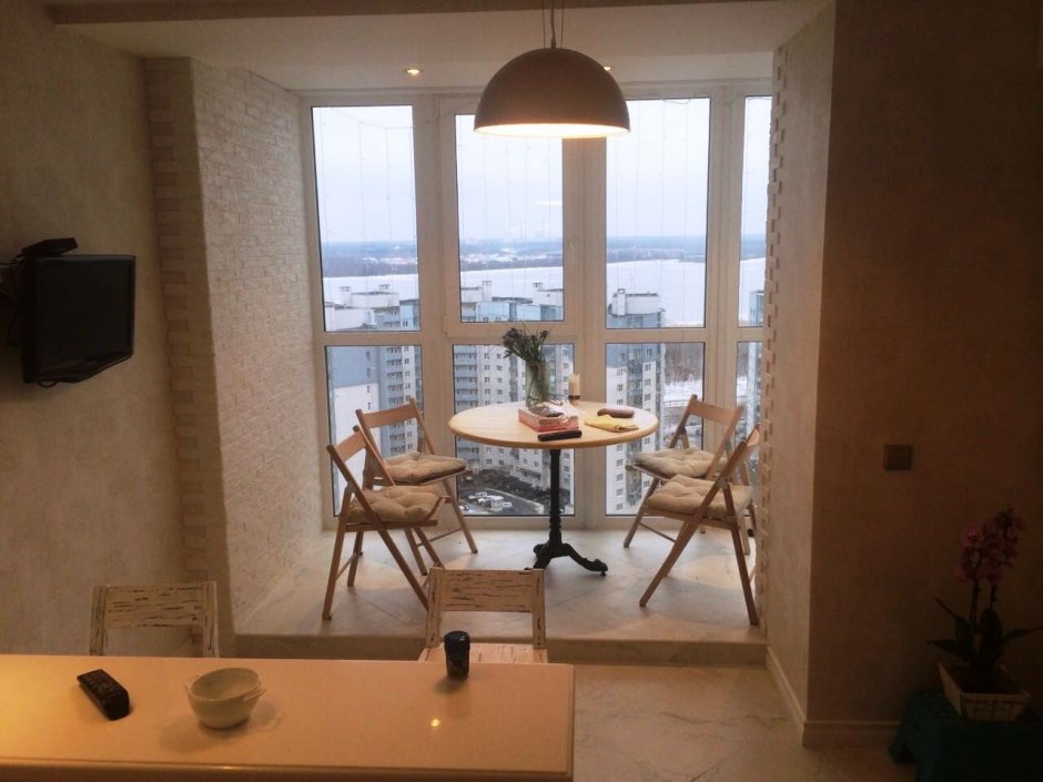 Объединение кухни с панорамным балконом