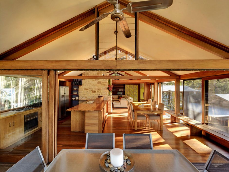 Летняя кухня с панорамными окнами и террасой