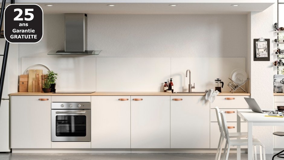 Дизайн белой матовой кухни без навесных шкафов квартира