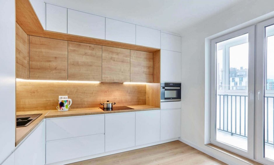 Белая кухня в современном стиле с деревянной столешницей