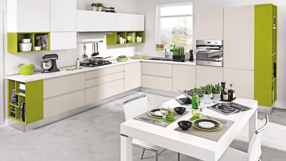 Белая кухня с желтыми открытыми полками