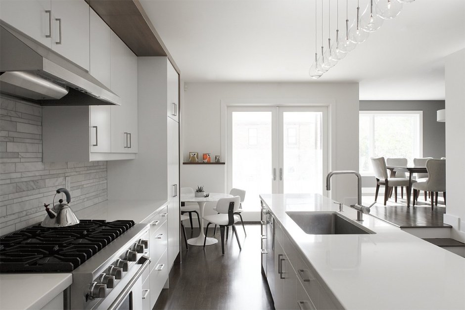 Интерьеры домов в современная белом цвете кухня