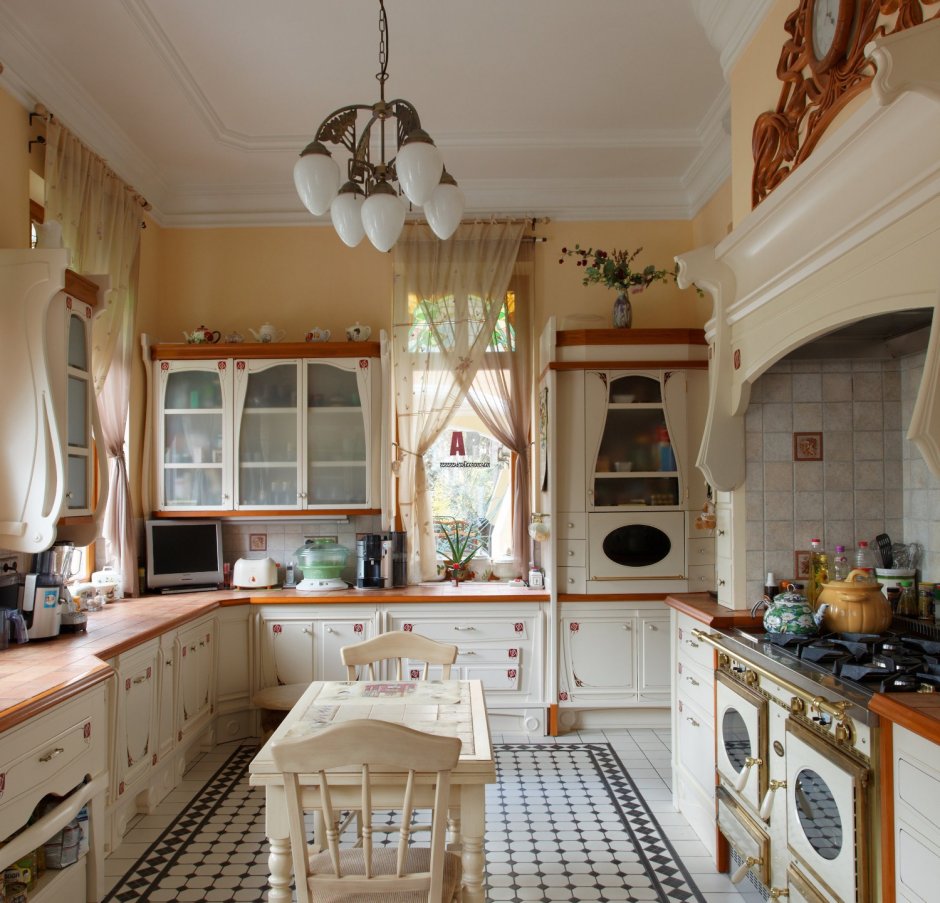 Кухня с окном в частном доме (60 фото)