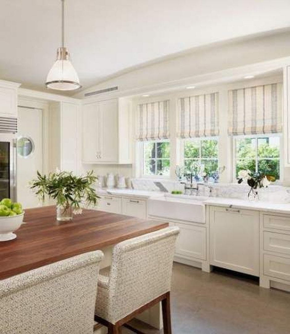 Белая кухня с двумя окнами