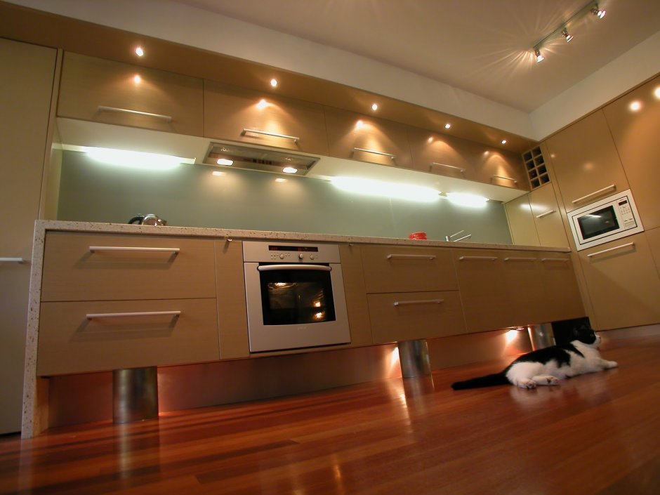 Освещение на кухне с высокими потолками