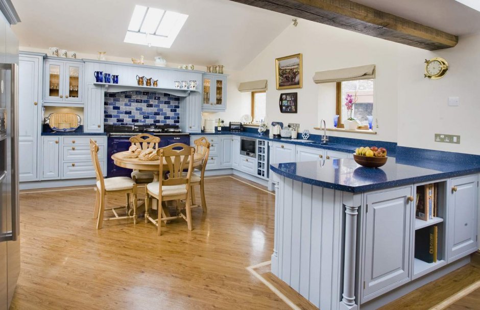Сине белая кухня в деревянном доме