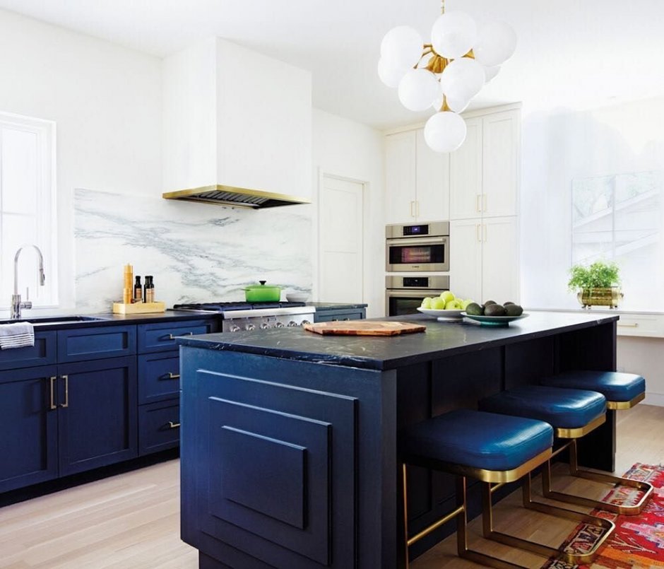 Синяя кухня с белой столешницей