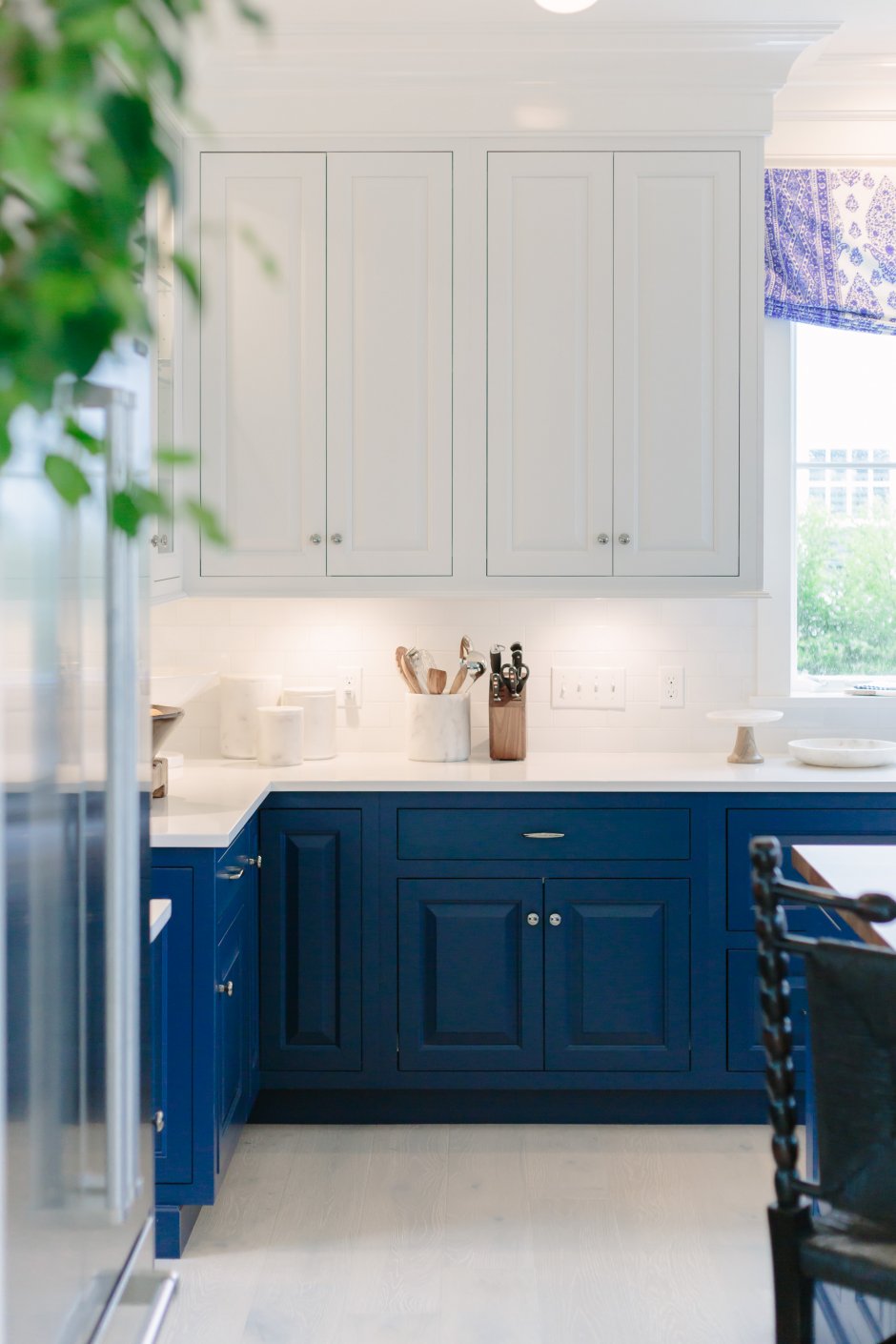 Бело голубая кухня с деревянной столешницей