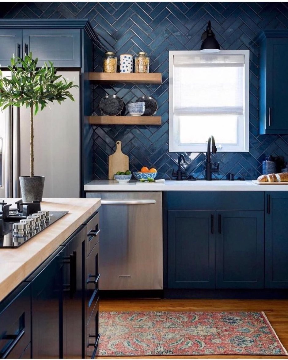 Кухня синяя матовая с деревом в интерьере