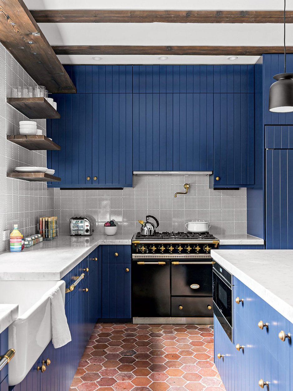 Синяя кухня с деревянным фартуком