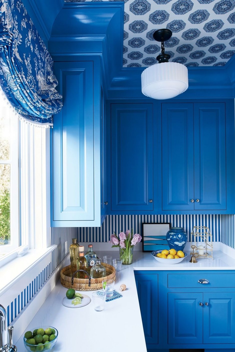 Маленькая кухня в голубых тонах