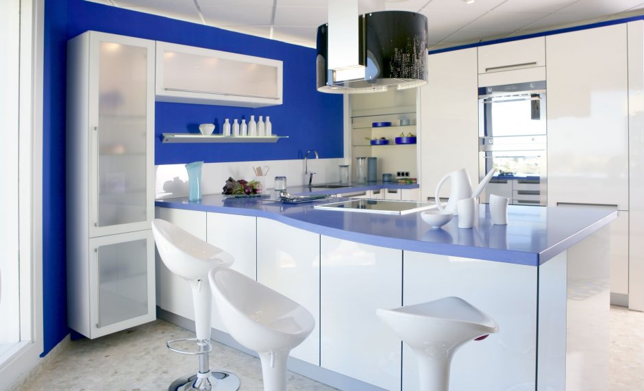 Сине-белая кухня в интерьере