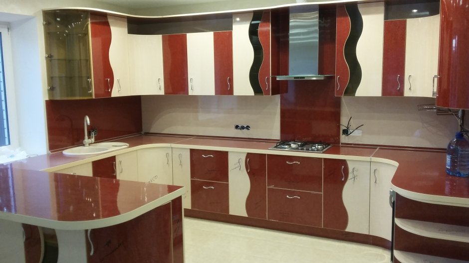 Красная кухонная мебель