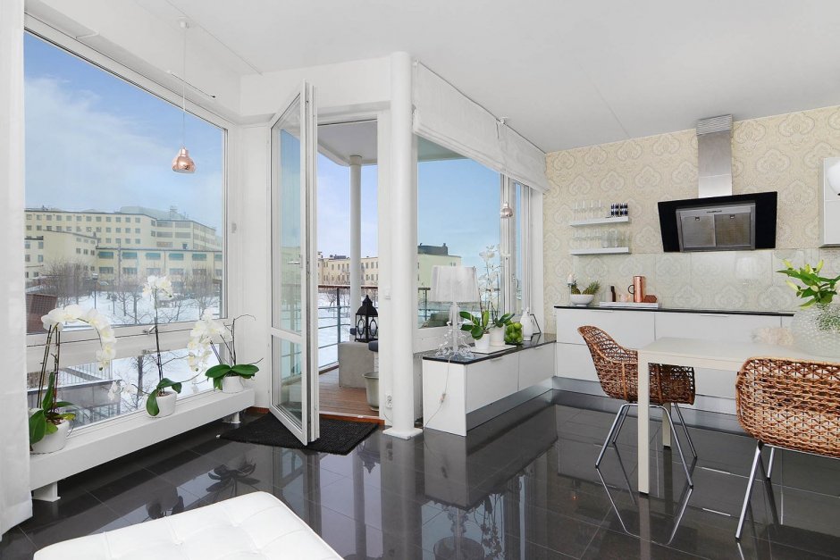 Кухня-гостиная с панорамным балконом