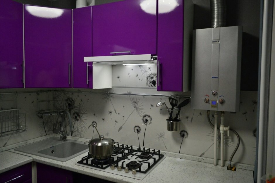Интерьер кухни 5 м.кв с холодильником и газовой колонкой155на2м