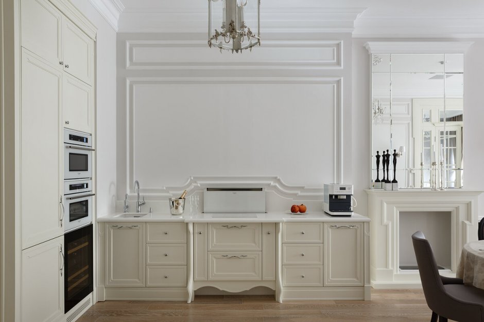 Верхние шкафы в кухне в классическом стиле