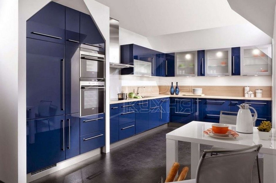 Синяя глянцевая кухня в современном стиле