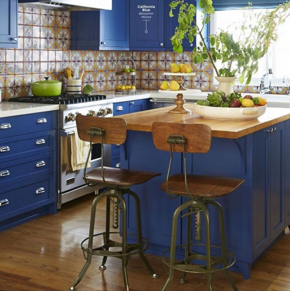 Интерьер кухни в синих тонах