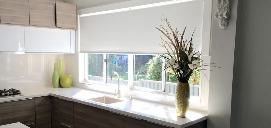Высокое пластиковое окно на кухне