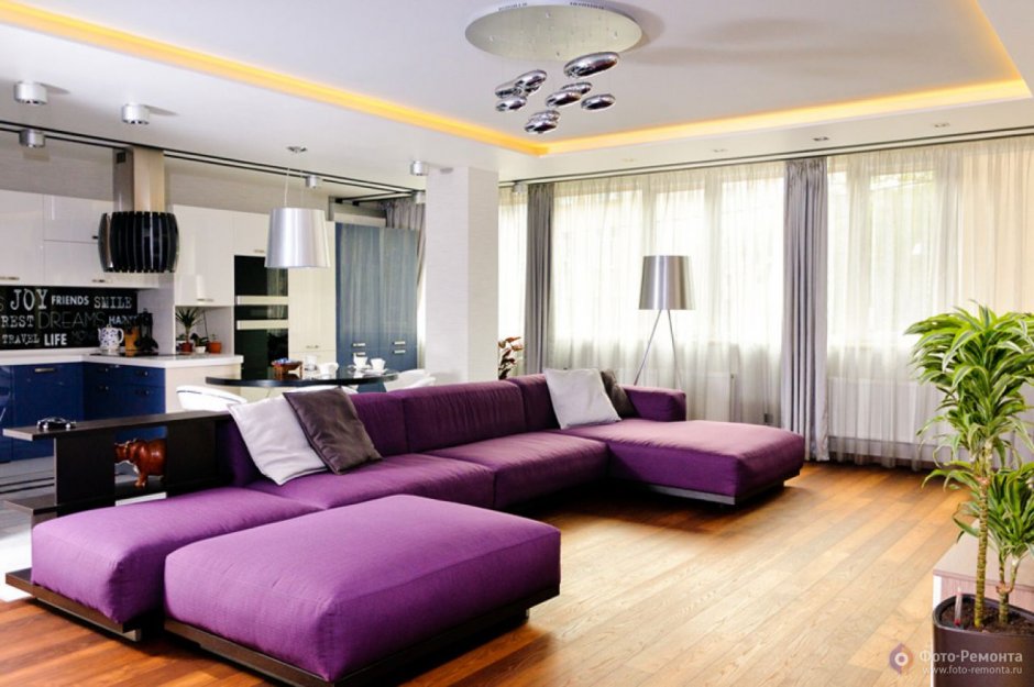 Фиолетовый диван в гостиной в современном стиле