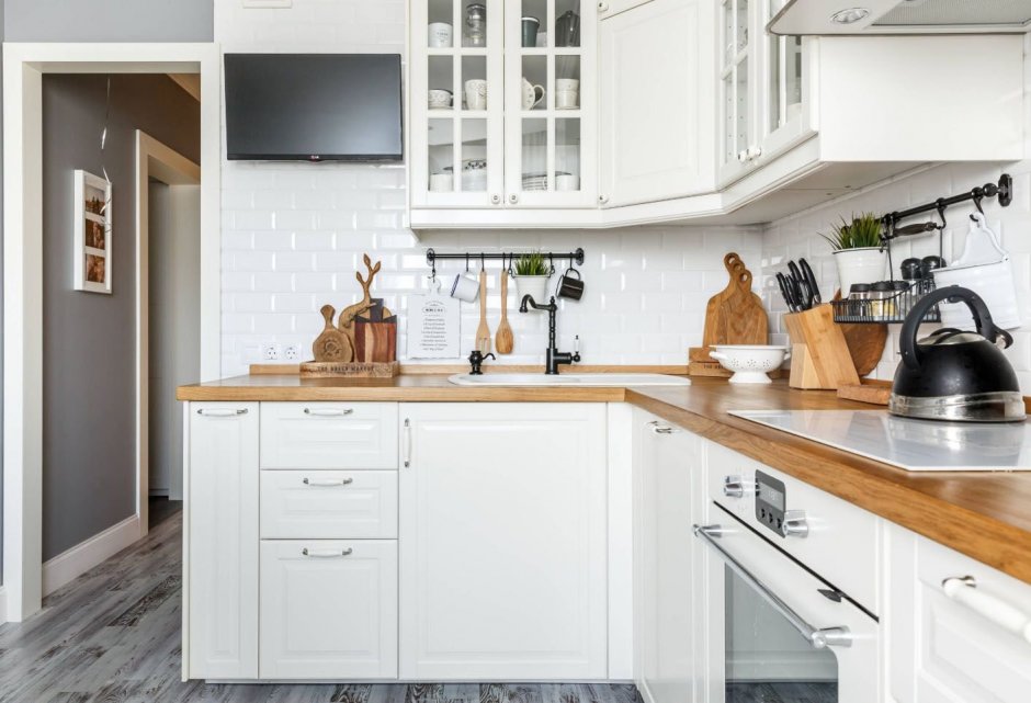 Белая кухня Сканди с деревянной столешницей