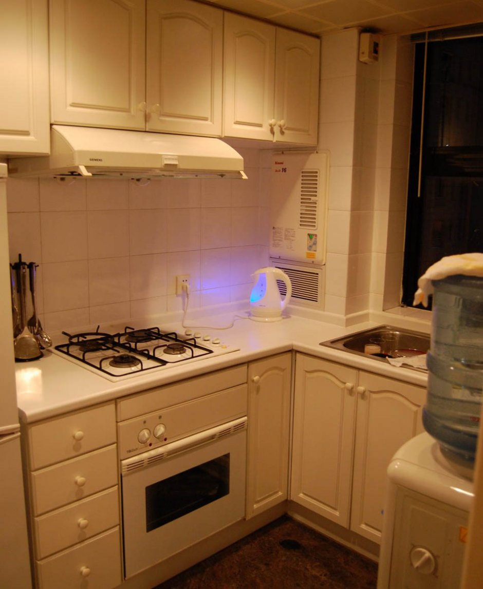 Интерьер кухни 6кв м с холодильником и газовой плитой