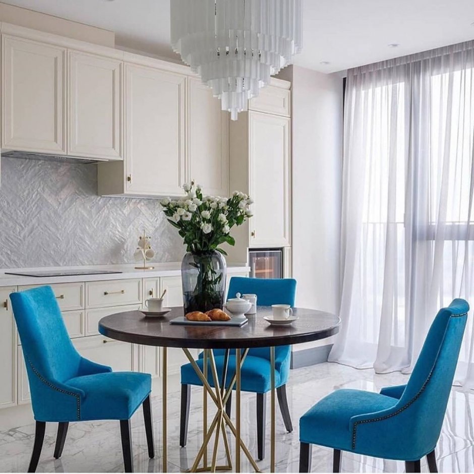 Кухни в современном стиле 2021 с синими стульями