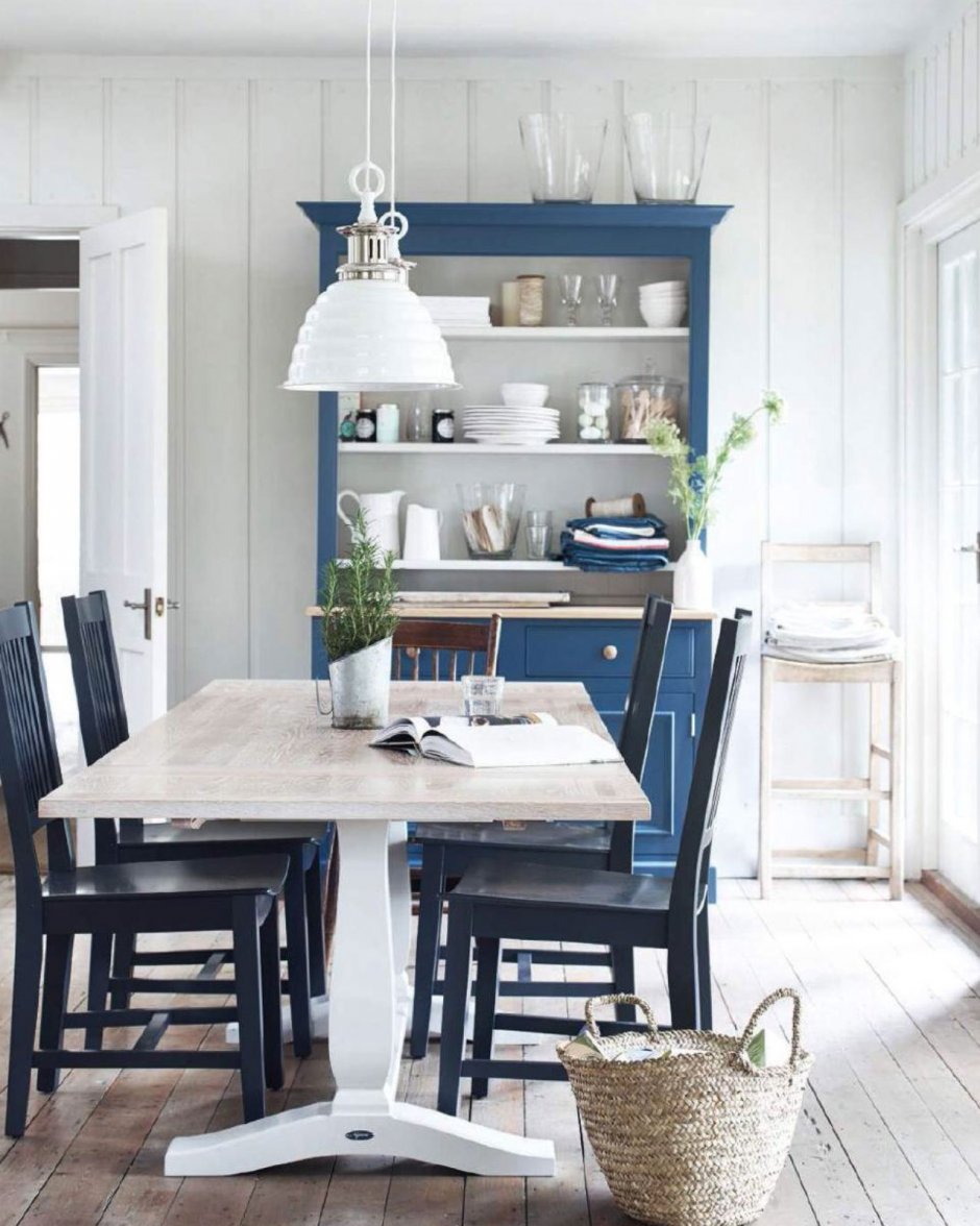 Белая кухня с синими стульями