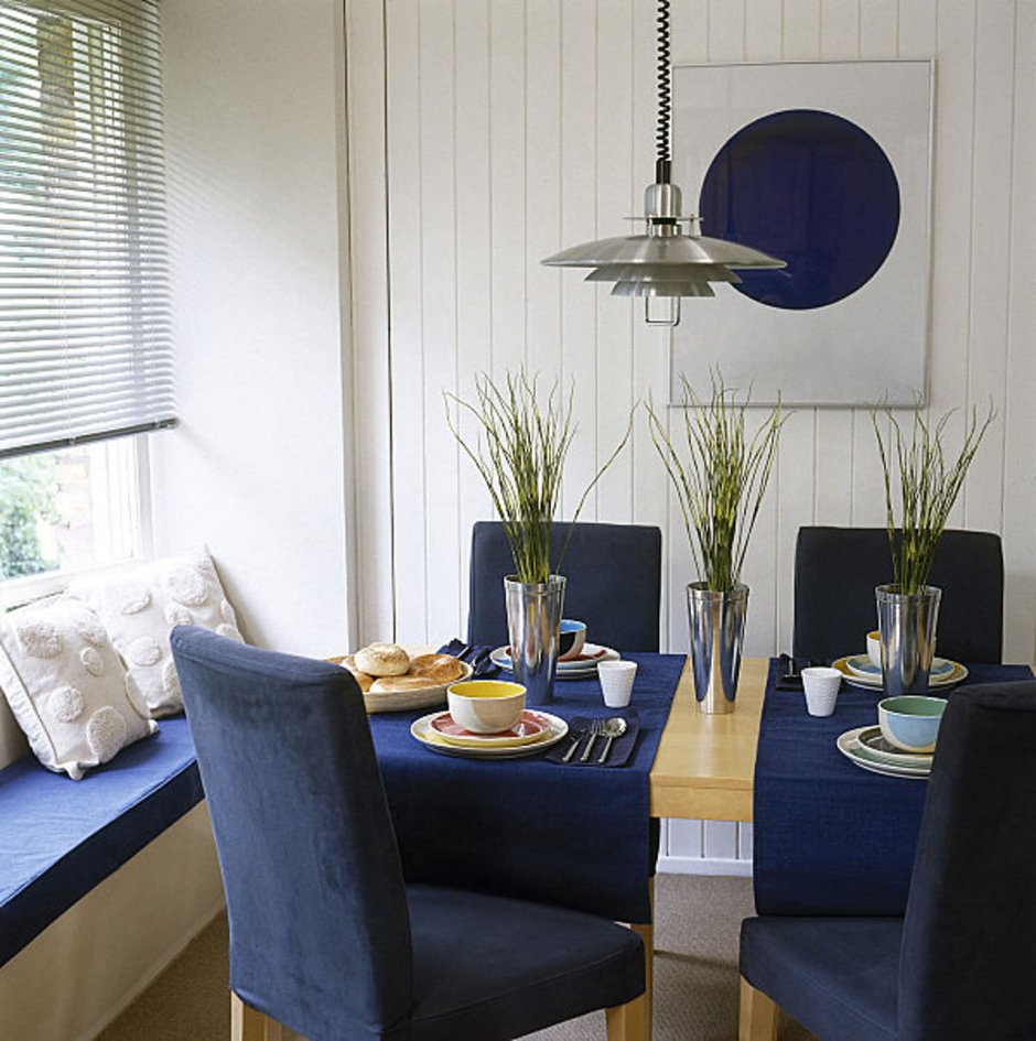 Синие стулья интерьер гостиной столовой