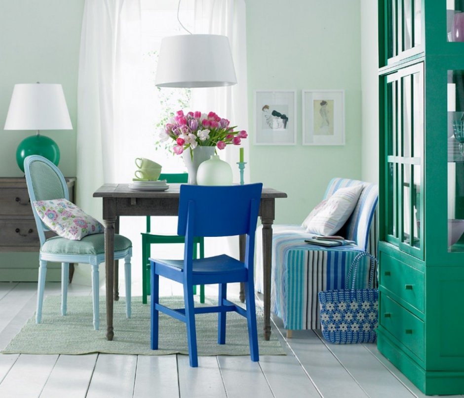 Обеденный стол с голубыми стульями