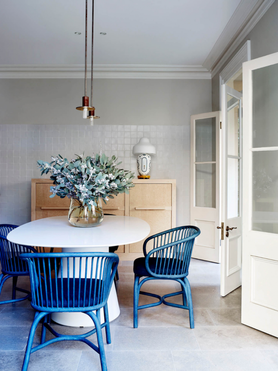 Синие кресла в интерьере кухни