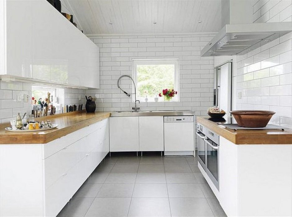 Кухня в белом цвете с деревянной столешницей