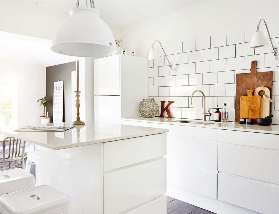Белая кухня с белой плиткой