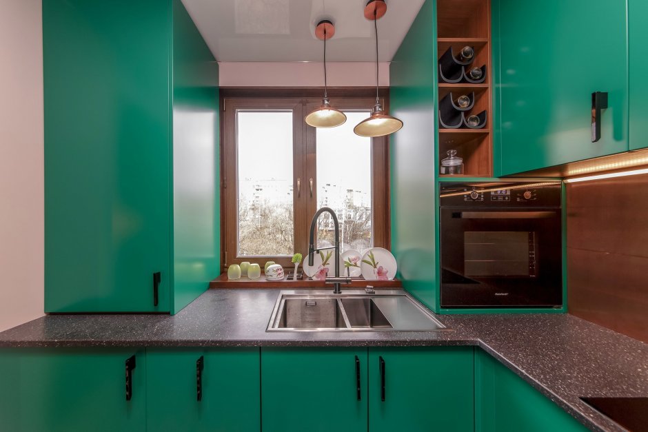Кухня изумрудного цвета с бежевым
