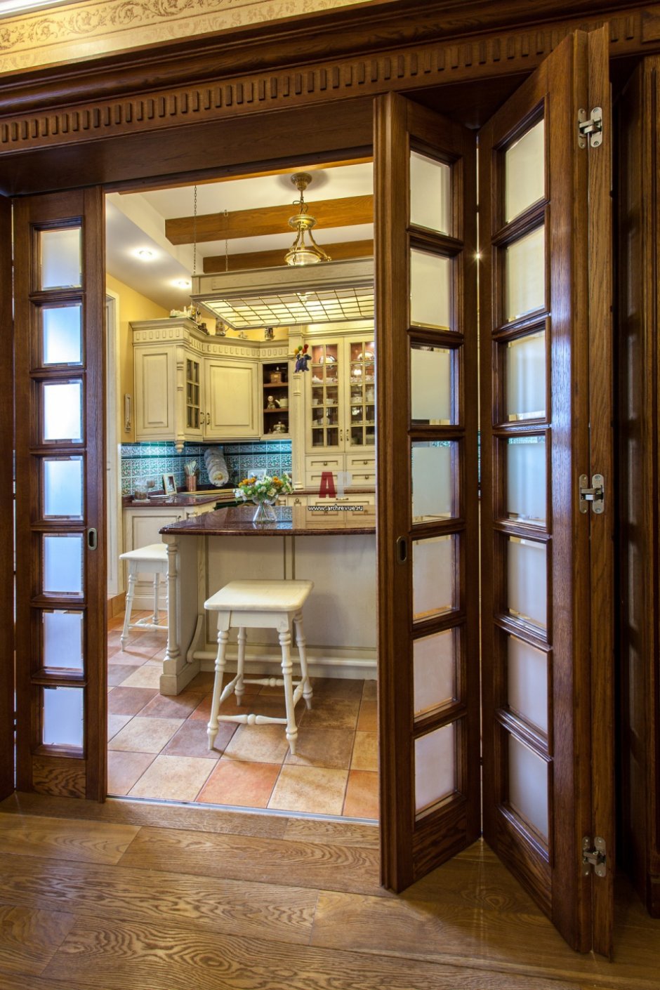 Раздвижные межкомнатные двери между кухней и гостиной