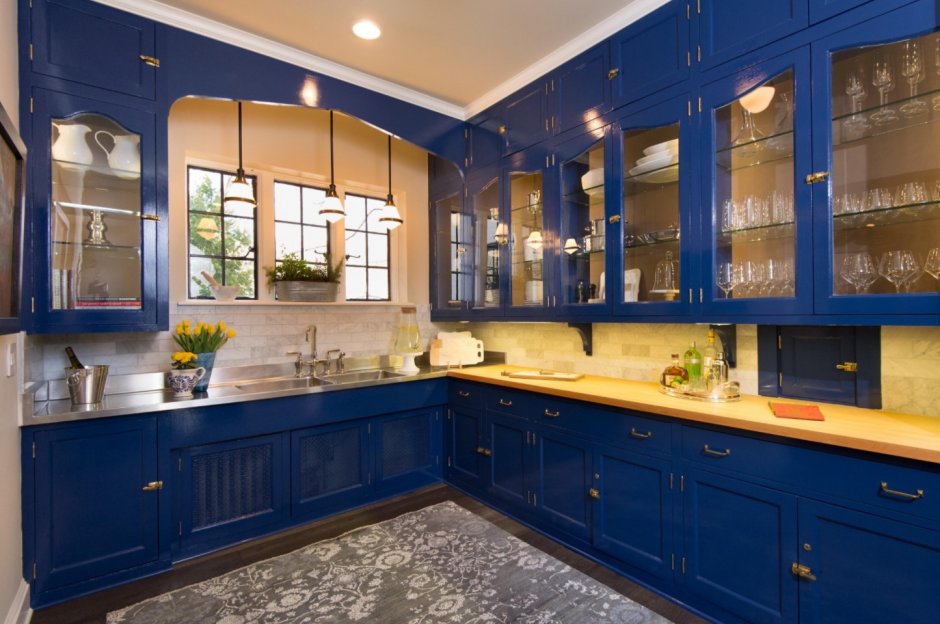 Синяя кухня с темной столешницей