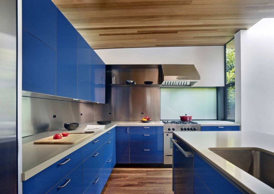 Кухня синяя с деревом современная