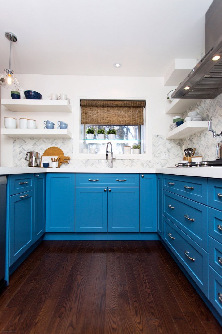 Современная синяя кухня с деревянной столешницей