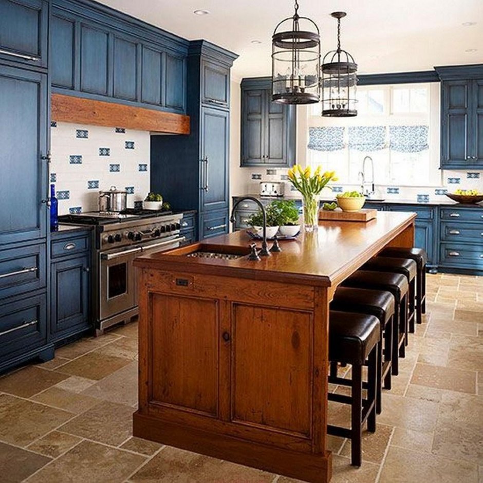 Темно синяя деревянная кухня